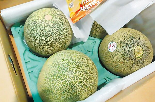 食藥署24日公布最新邊境檢驗不合格名單,1批日島貿易有限公司從日本進口的「鮮蜜瓜」被檢出農藥超標。食藥署表示,日本鮮蜜瓜過去6個月內累積2批違規,為不同業者,整體邊境仍維持一般抽批,但針對日島貿易有限公司將調整為加強抽批。圖/食藥署提供