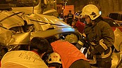 宜蘭新澳隧道砂石車追撞16車　1死11傷