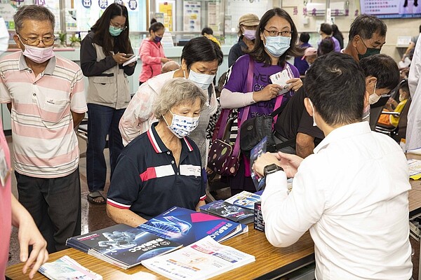 彰化縣二林基督教醫院為民眾講解骨質疏鬆症。圖/二基提供