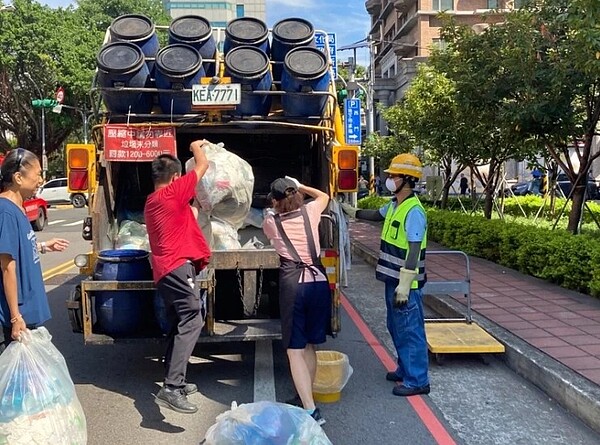 桃園市政府首度鬆口預計後年7月實施垃圾處理費隨袋徵收，12月前將在全市13區進行民調，了解市民意見，後續加強宣導。圖／桃園市環保局提供
