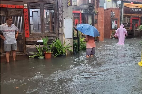 鹿港老街9月初颱風帶來連續雨勢,老街淹水到小腿肚,鹿港天后宮廟埕宛如池塘。圖/魏秀娟提供