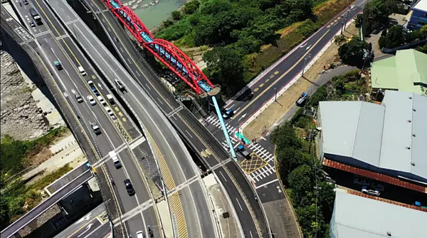 三鶯大橋有不少貨車及大卡車經過,市府設計專用匝道方便避開市區,但因為環河路部分路段禁行大卡車,因此到桃園仍要行經部分市區道路,引發民眾憂心。圖/新北新工處提供