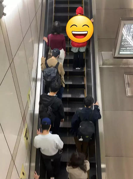 日本名古屋市為了宣導民眾不要在電扶梯上行走奔跑,請工作人員揹著手掌的形狀,上面寫著「STOP」的字樣,勸阻乘客乖乖站好。 圖擷自じゅん@Rabbit_D06