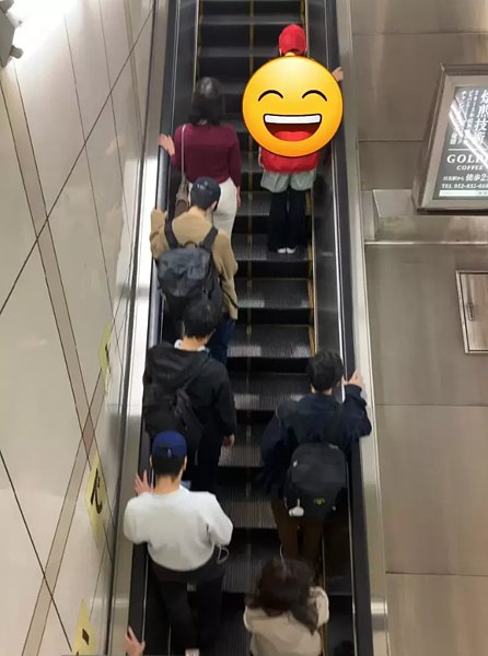 日本名古屋市為了宣導民眾不要在電扶梯上行走奔跑，請工作人員揹著手掌的形狀，上面寫著「STOP」的字樣，勸阻乘客乖乖站好。 圖擷自じゅん@Rabbit_D06
