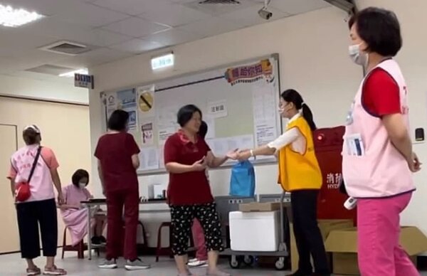 志工們一起協助民眾報到領號、排隊分流。（圖／中正萬華樂生活Ｘ有你有我）