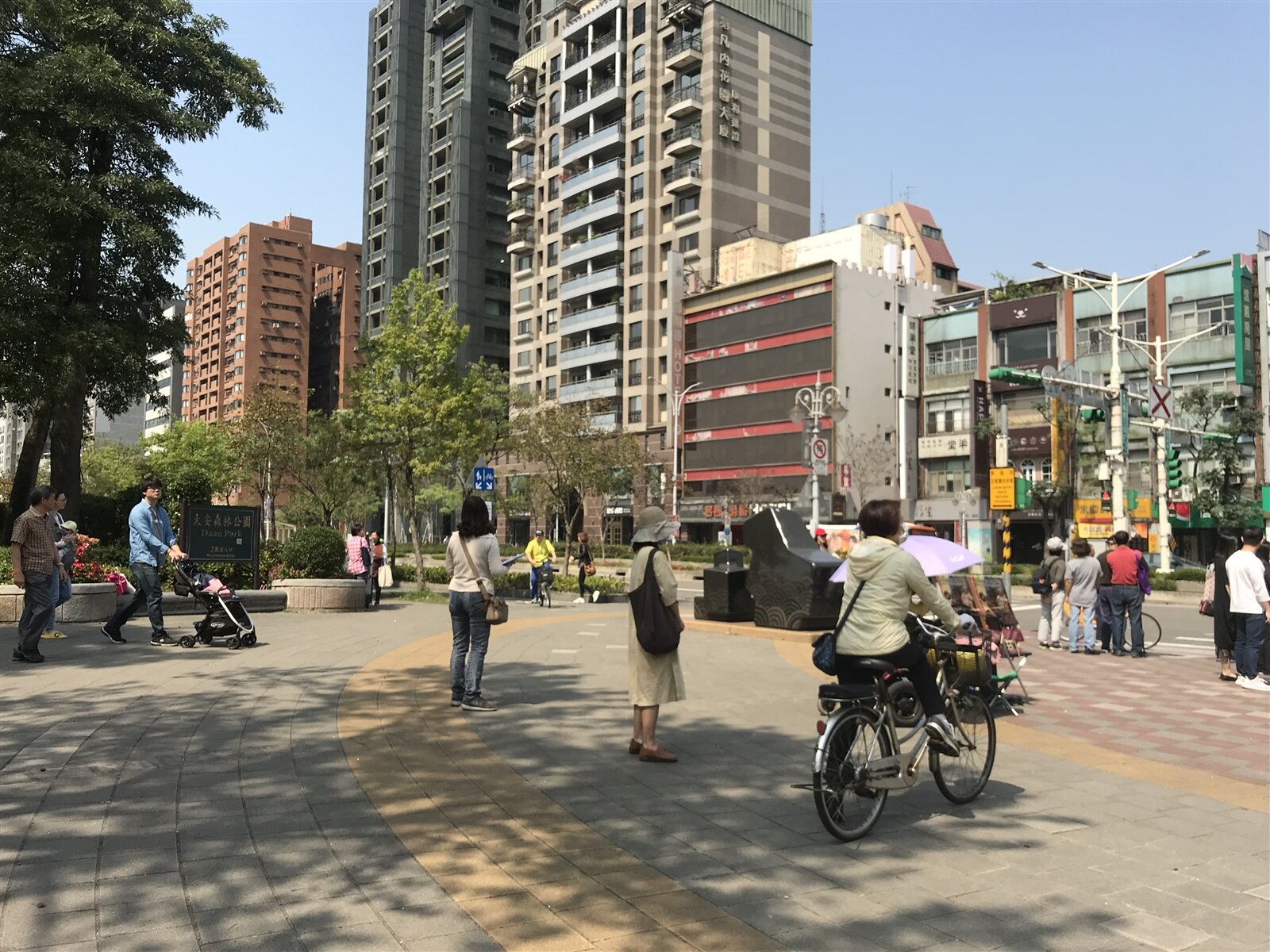 大安森林公園周邊街景。 記者游智文/攝影