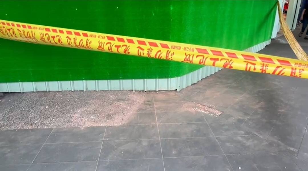 基隆舊麥當勞騎樓猛下磚塊雨,民眾驚呼太可怕勒令停工。記者游明煌/攝影