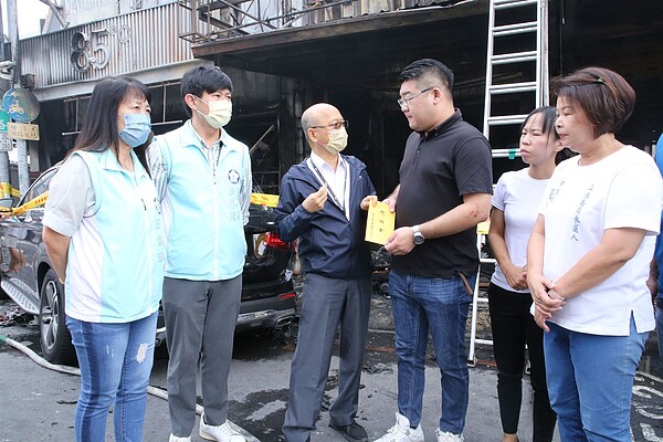 秘書長發放慰問金關懷商家。圖/嘉義市府提供