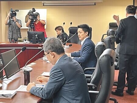 台北市長蔣萬安（右二）25日表示，原先預計2025年1月1日才能成立的青年局，目前規畫可提前至明年上半年。（蔡宗穎攝）