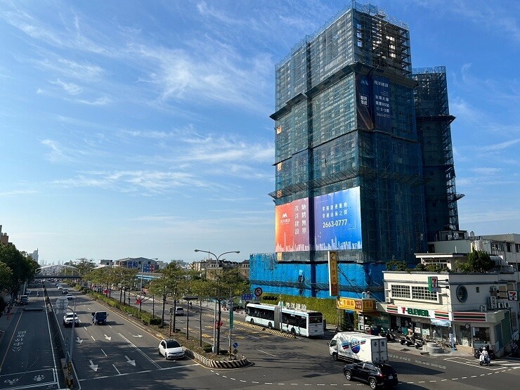 ▼茂洋建設在台灣大道的新案正結構中,採取先建後售。(圖/<a href="https://house.ebc.net.tw/" data-cke-saved-href="https://house.ebc.net.tw/" data-cke-saved-href="https://house.ebc.net.tw/" target="_blank"><span style="color:#3498db;">EBC地產王</span></a>張琬聆攝)