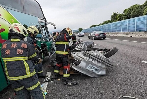 日前國道3號雲林斗六段發生遊覽車碰撞小客車重大車禍，造成4死22傷悲劇。圖／記者陳苡葳翻攝
