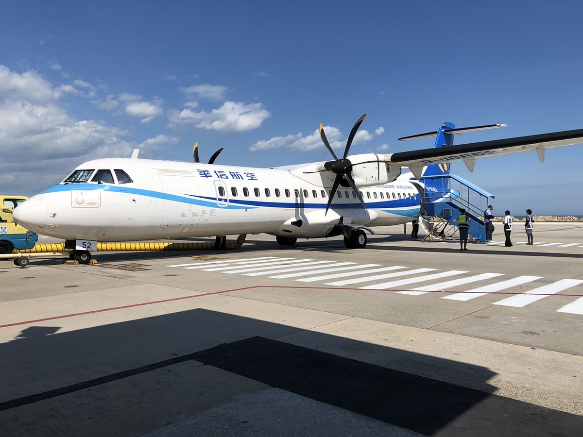 隨著小三通逐步放寬,金門往返台灣的班機一位難求,經過金門縣政府的協調,包括華信航空與立榮航空從下月起都將放大機型。記者蔡家蓁/攝影