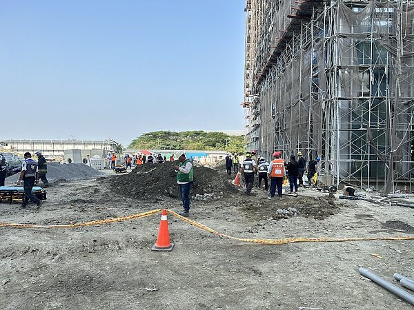 高雄市路竹科學園區內的鵬鼎科技公司一處工地，發生土石崩塌掩埋意外，2名遭土石掩埋的工人獲救後送醫搶救中。圖／讀者提供