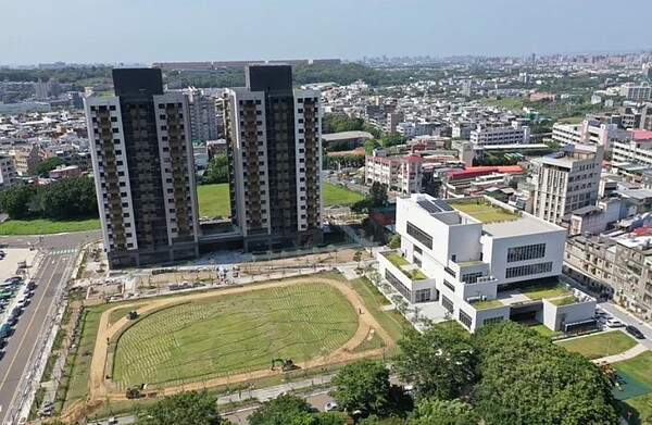 桃園楊梅一號社宅今年11月1至20日提供民眾申請,明年1月抽籤,預計明年3月底可入住。圖/桃園市住發處提供