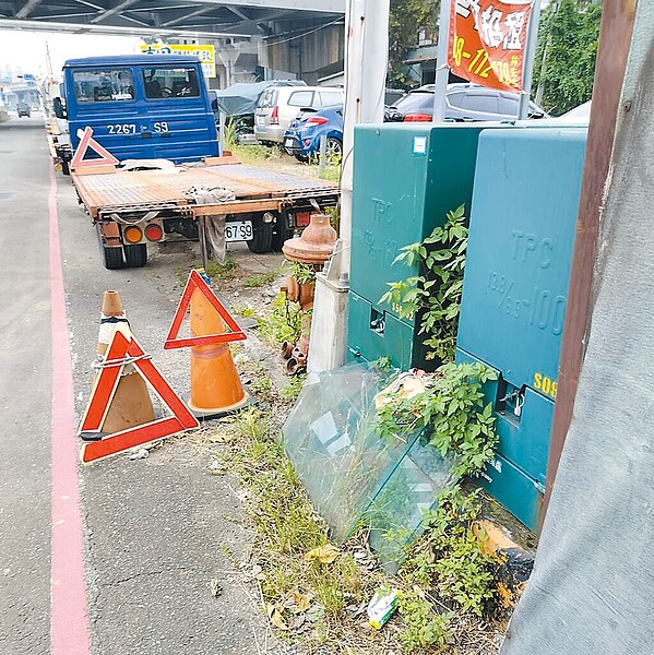 安坑輕軌十四張站外溪園路與環河路之間200米長的公有地，長期遭民眾違規停放汽車及堆放廢棄物，人行道被占用，導致行人必須與車爭道，險象環生。圖／新店區公所提供、高鈞麟新北傳真