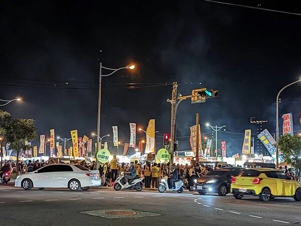 新竹市樹林頭夜市25日晚重新開張,湧入大批人潮朝聖。圖/讀者提供