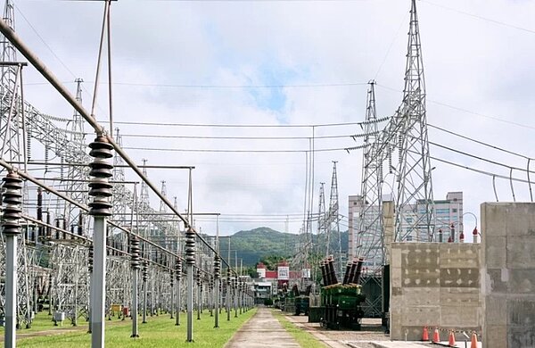 新北市立委賴品妤邀相關人士到汐止中興占旁變電所會勘時說，變電所改建後會有土地釋出，將彙集民意決定活化方式。圖／賴品妤服務處提供
