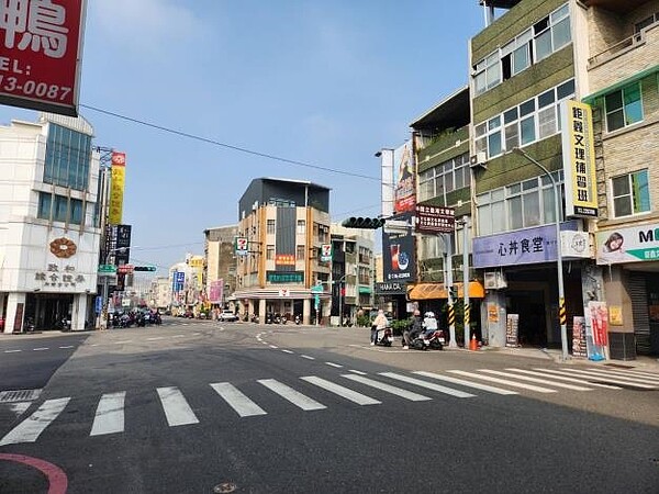 台南中古屋價飆幅度「勇冠七都」!單價1、2字頭吸引「這些買盤」 台南市將從10月28日零時起,試辦中西區中正路和府前路全線單向2車道路段開放機車行駛內側車道。圖/台南市府提供