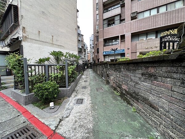 忠誠路2段40巷美化前。圖／台北市衛工處提供