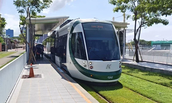 高雄輕軌。記者卜敏正/攝影