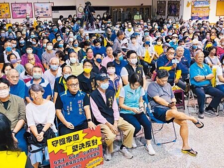 彰化市公所26日晚間在彰化市延和社區活動中心舉辦「彰化藝術生命園區」規畫案第2場說明會,關心該案的群眾將會場內擠得水洩不通。(孫英哲攝)