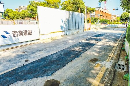 新竹縣竹北市縣政七街新業建設工地發生3次塌陷意外，排水溝26日搶修完成，路面將進行假修復。（羅浚濱攝）