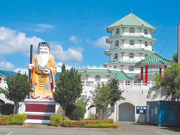 新北市淡水區第一公園化公墓附設納骨塔，因老舊且有公安疑慮，2019年啟動遷移作業，今年6月全數遷移完畢，新北市殯葬處將於2024年拆除舊塔。（新北市殯葬處提供／蔡亞樺新北傳真）