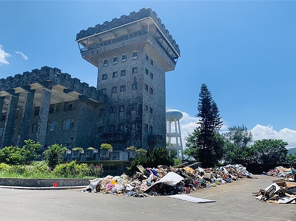 救國團金山青年活動中心今年6月30日結束營運後已荒廢4月餘，新北市議員白珮茹近日到現場查看，發現當地堆滿垃圾，知名地標「光復樓」已成蚊子館，盼新北市府能積極活化原用地。（新北市議員白珮茹提供）