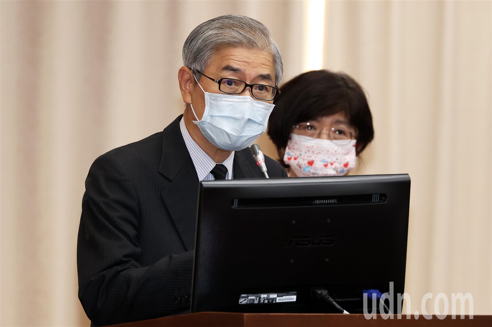 台股26日開盤之後大跌200多點,金管會主委黃天牧表示,台股殖利率仍有3.71%,加計股票股利則有3.86%。且亞股漲幅僅次於日本,台股仍漲15.71%,僅次日本的15.93%,交易量上市有2800億元的交易量,若加櫃買則是3千多億元,他鼓勵投資人要注重台股的基本面,要有信心。記者胡經周/攝影