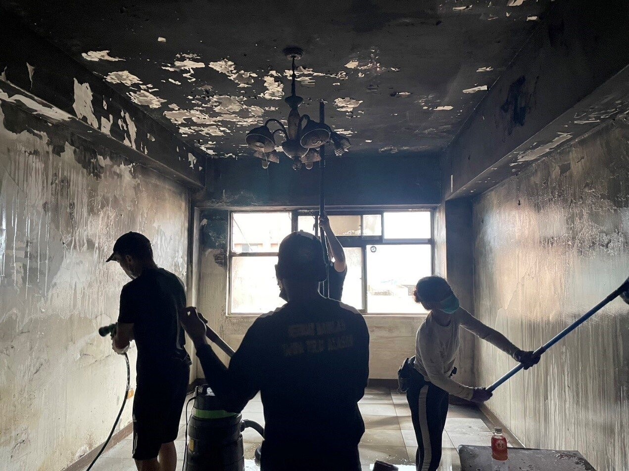 屋內長年堆滿垃圾與回收物,蟑螂與老鼠亂竄,還有多隻流浪貓犬,惡臭難聞,找了數家清潔公司都婉拒,最後只有「奇恩清潔公司」答應,其背後竟是15年前服務的個案。圖/新北市社會局提供