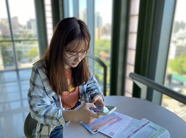 今年地價稅將於11月1日開徵,不少民眾近日都已陸續收到繳款書,竹市府鼓勵線上繳稅可抽禮券。圖/竹市府提供