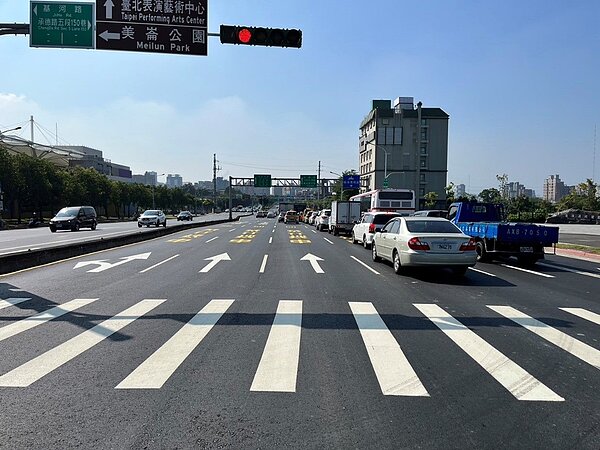 承德路五段路面更新後。圖/台北市新工處提供