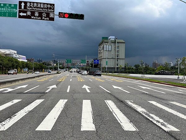 承德路五段路面更新前。圖/台北市新工處提供