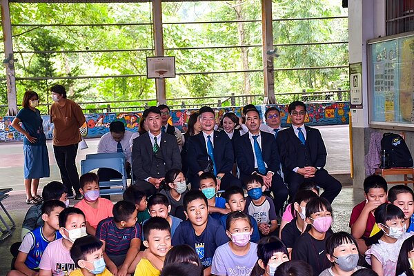 永慶加盟四品牌店東參與3D電影車巡迴活動,陪伴孩童一起享受觀影時光。圖/永慶房產集團提供