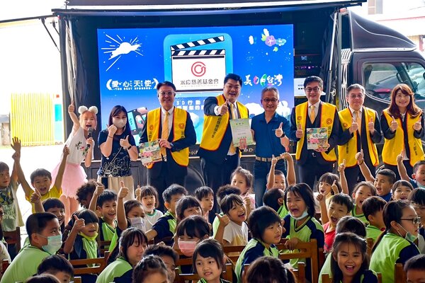 永慶慈善基金會與店東代表捐贈台灣超人繪本，希望孩子能像超人一樣面對困難、突破困境。圖／永慶房產集團提供
