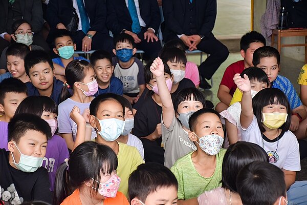 孩子們觀賞電影車帶來美力台灣、台灣超人影片,踴躍舉手參加問答。圖/永慶房產集團提供