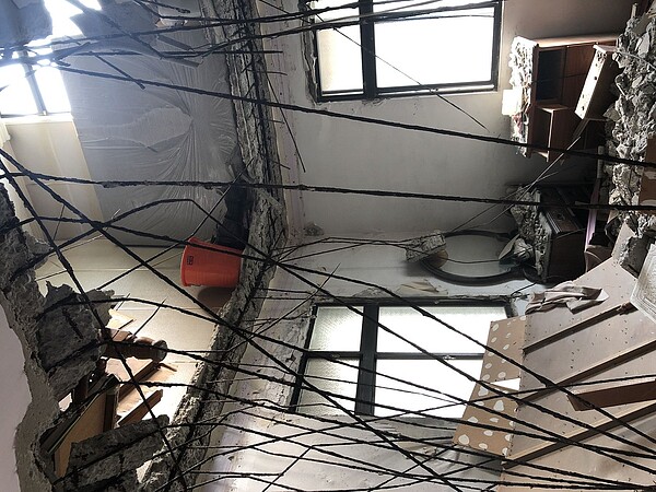 樓地板崩落...2樓驚見3樓天花板!新莊30年海砂屋都更啟動 新莊雙鳳段、丹鳳段更新前現況圖。圖/新北市都更處提供