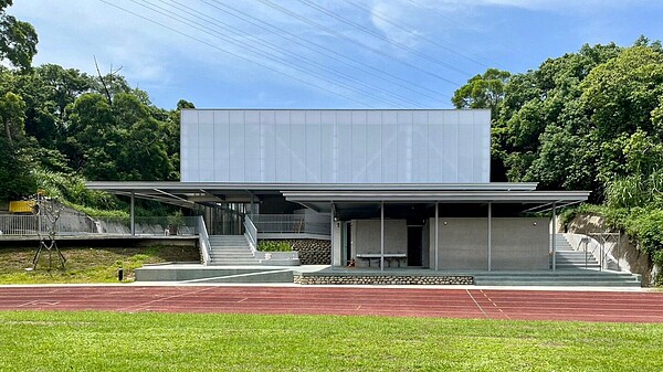 新竹市香山區茄苳國小老舊校舍重建工程，在歷經五百多天的施工期，終於在今年9月完工。圖／新竹市政府提供