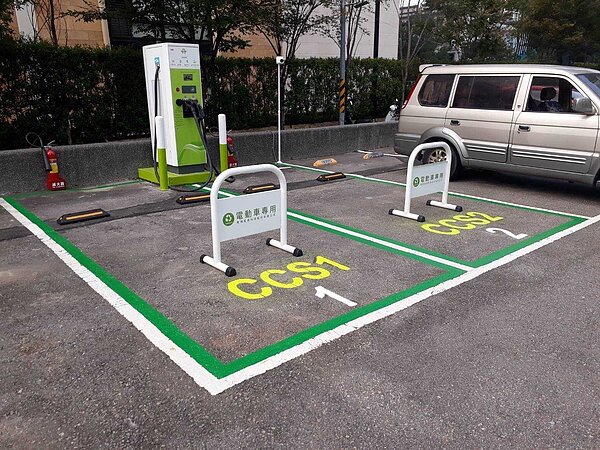市府與民間合作,於朝富停車場設置快速充電站。圖/交通局提供