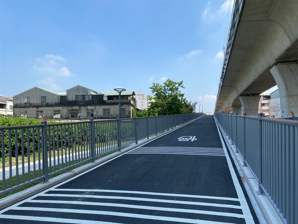 圓環東路自行車跨橋28日開放使用。圖／台中市建設局提供