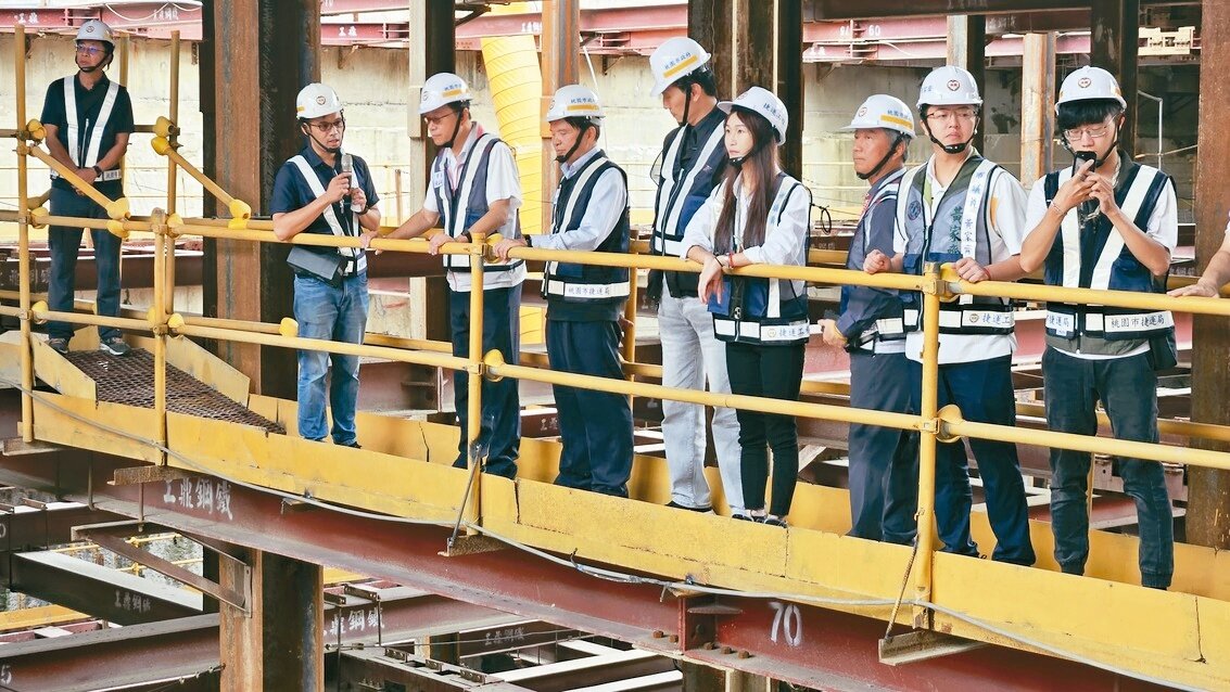 桃園市長張善政(左三)到捷運綠線G08站視察工程進度,要求G08站到G32站趕在2028年通車。記者鄭國樑/攝影