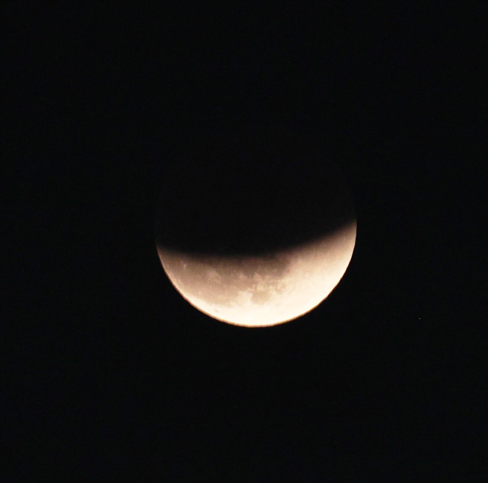 本次月食於明天凌晨2時由「半影食始」揭開序幕,偏食開始於凌晨3時35分「初虧」,清晨4時14分「食甚」,清晨4時54分月面「復圓」,而後至上午6時28分「半影食終」恢復原本的明亮月面。全部過程歷經4小時又28分鐘。示意圖。本報資料照片