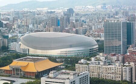 台北市政府20日已同意大巨蛋請領使用執照,附近商圈業者殷殷期盼,看好大巨蛋商場與百貨正式開幕後,可以帶來群聚效益。(本報資料照片)