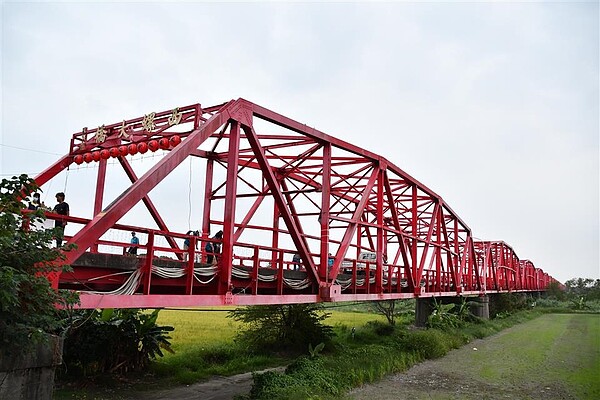 跨越濁水溪，連接彰化縣與雲林縣的西螺大橋，今年通車滿70年，因部分鋼構有鏽蝕、橋面板底混凝土剝落等狀況，需要維修補強。圖／彰化縣政府提供