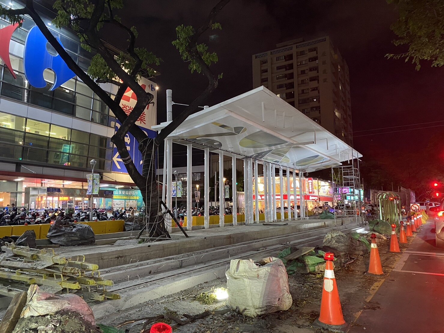 高雄大順路輕軌工程在上下班尖峰期讓沿線出現車流塞爆狀況,車主每天上午和晚上塞在車陣中哀號。記者石秀華/攝影