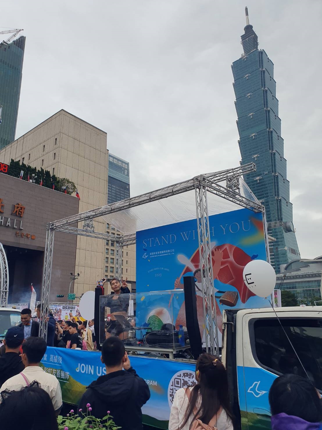第21屆台灣同志遊行「與多元同行」今天登場，來自海內外同志朋友約15.3萬人參加。記者彭宣雅／攝影 