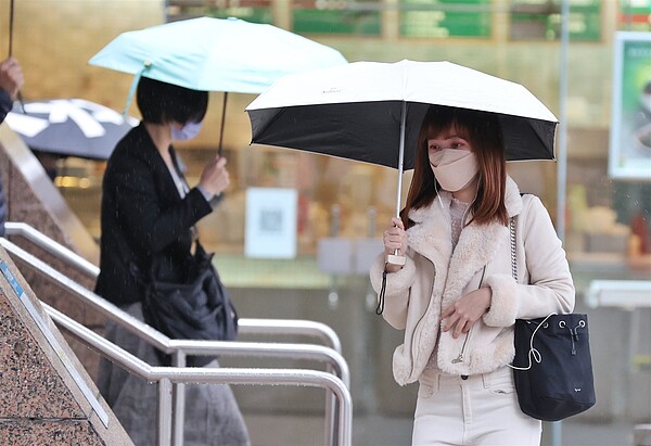 中央氣象署說，受東北季風影響，北部及東北部天氣稍涼；華南雲雨區東移，北部、東半部地區、中南部山區及金門、馬祖有局部短暫雨，其他地區及澎湖亦有零星短暫雨。示意圖，圖／聯合報系資料照