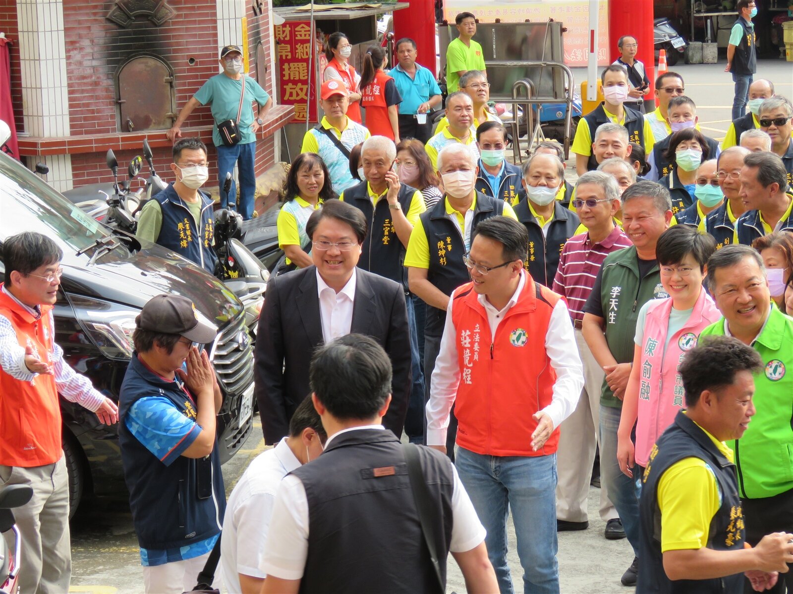 內政部長林右昌(中左)下午到台中市幫立委莊競程輔選,並拜訪北屯區的三官堂。記者黃寅/攝影