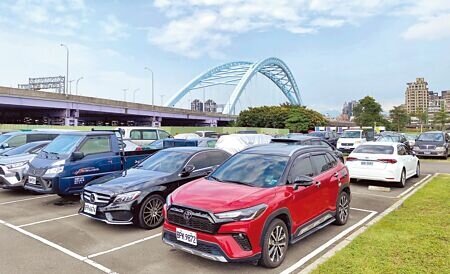 台北市新工處委外營建包商春源鋼鐵去年底噴漆中正橋面,部分飛漆、鐵屑濺落,加上未做好防護措施,橋梁下方永和3處戶外停車場、超過百輛汽車板金、車窗沾滿油漆斑點。(高鈞麟攝)