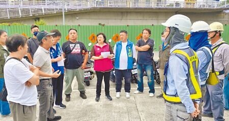 新北市議員連斐璠(左五)23日邀集北市新工處、春源鋼鐵及受災車主召開協調會,車主要求春源鋼鐵賠償損失及道歉,場面一度火爆。(高鈞麟攝)